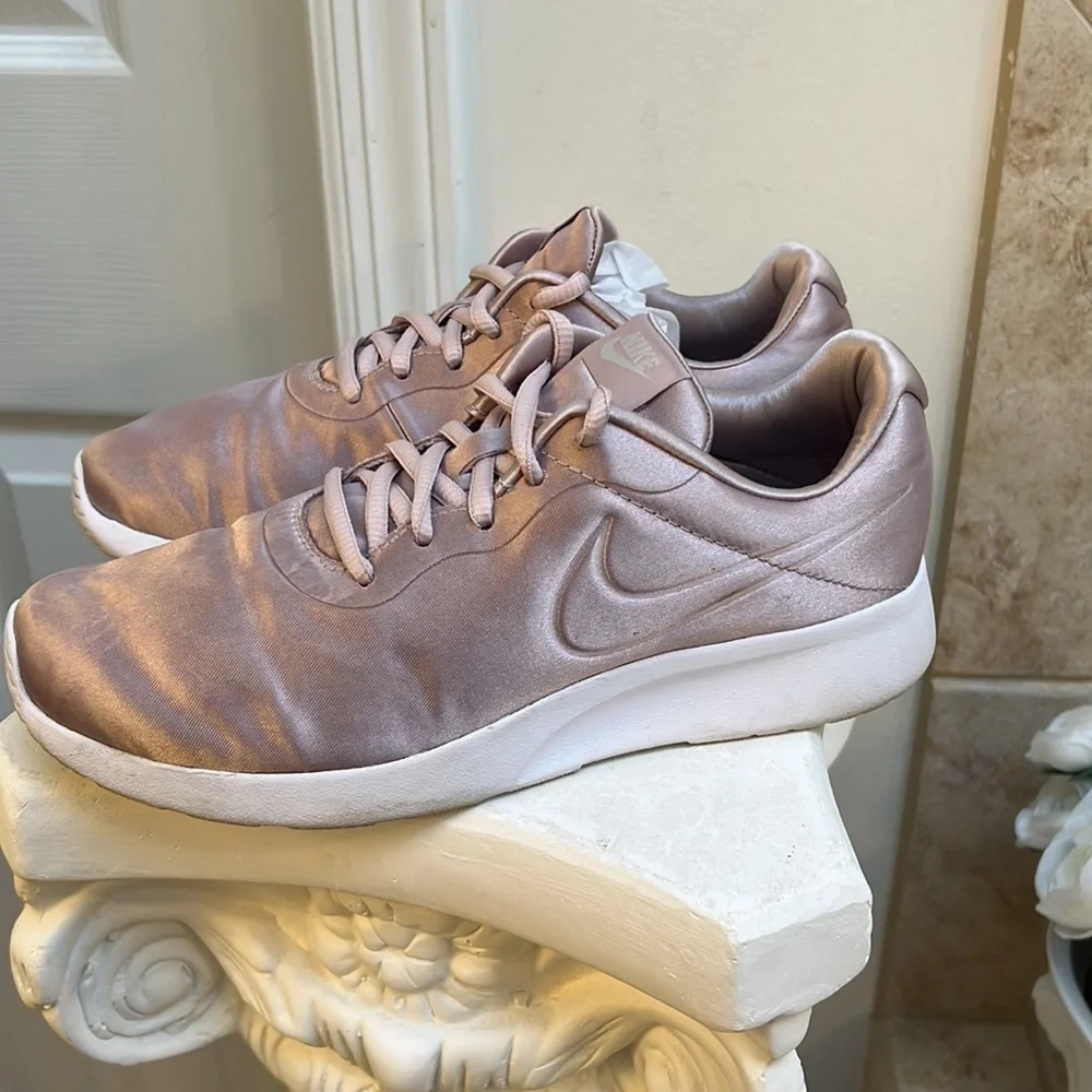 NIKE TANJUN PINK SATIN RUNNING SNEAKER